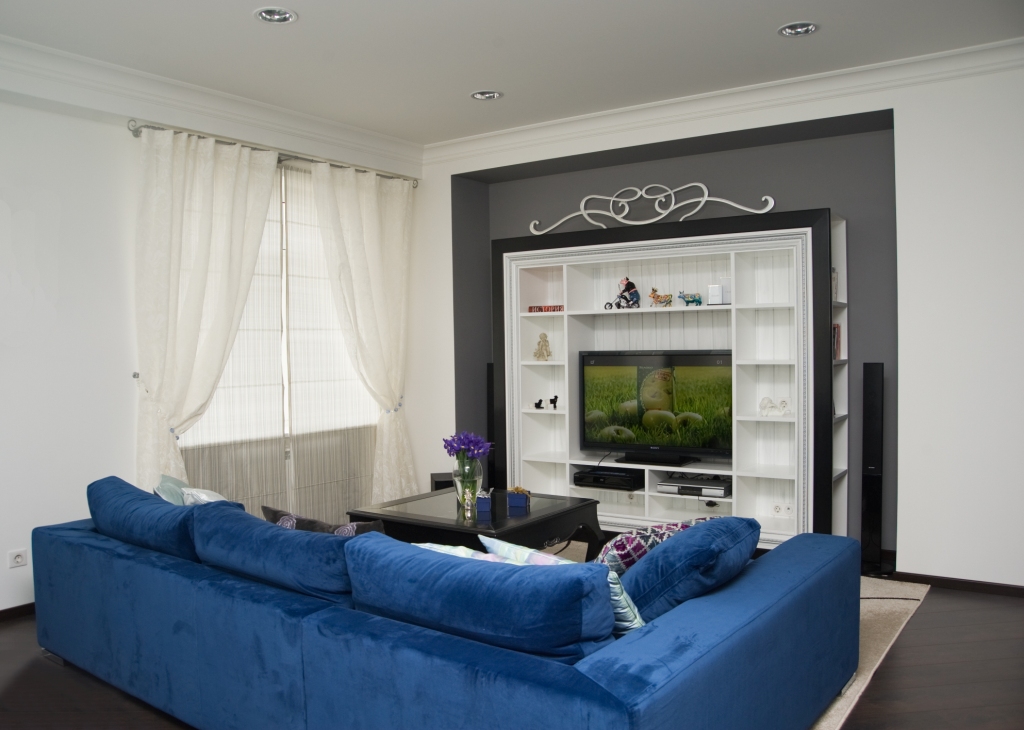 Синий диван в гостиной в интерьере фото