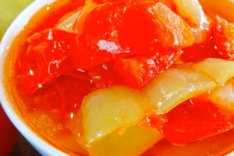 Resep lecho dengan tomat, cabai dan bawang putih